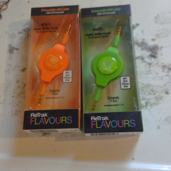 NWT 2 Retrax Flavors 5 ft  retractable cords - Picture 2 of 2